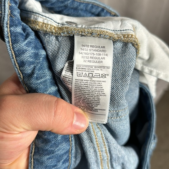 GAP Mid Rise Slim Boyfriend Jeans in Washwell Medium Brinkley - Picture 6 of 7